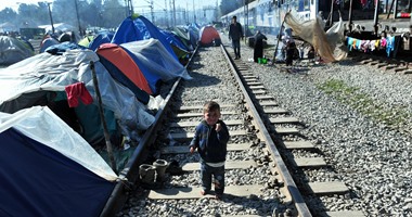 بالصور..12 ألف لاجيء يخيمون قرب قرية إدوميني بين حدود اليونان ومقدونيا
