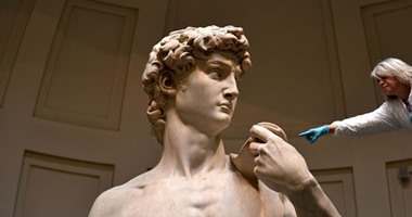 بالصور.. جمعية إيطالية تقوم بتنظيف وترميم أشهر تماثيل مايكل أنجلو