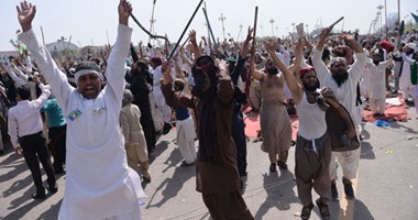 بالصور.. تصاعد حدة التظاهرات بباكستان ووزير الداخلية يطالب المعتصمين بالرحيل