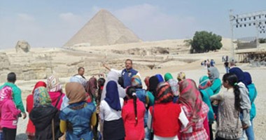 بالصور.. توافد الرحلات المدرسية على الأهرامات بعد فتحها للطلبة مجانا