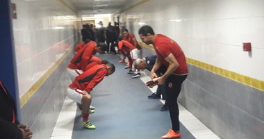 لاعبو الأهلى يؤدون تدريبات الإحماء فى غرفة الملابس قبل مواجهة ديروط