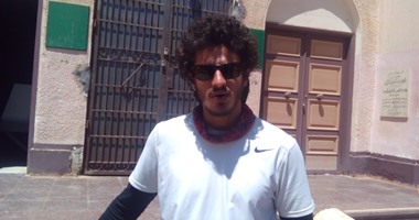 بالصور..رحالة مصرى يصل الوادى الجديد قادما من القاهرة على دراجته للترويج للسياحة