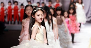 عرض أزياء مشترك للأطفال والكبار بأسبوع الموضة فى بكين