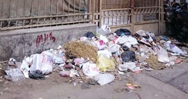 صحافة المواطن.. قارئ يرصد بصورة تراكم القمامة بالبوابة الخلفية لجامع الأزهر الشريف