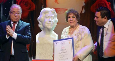 وزير الثقافة يكرم سميحة أيوب.. وإهداء تمثال لها من الفنان عصام درويش