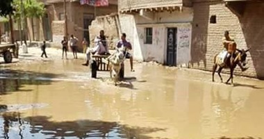 بالصور.. سكان قرية الزواتنة بسوهاج يتضررون من انقطاع مياه الشرب