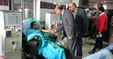 نائب رئيس جامعة بنها يكرم أمهات ذوى الاحتياجات الخاصة بالمستشفى الجامعى