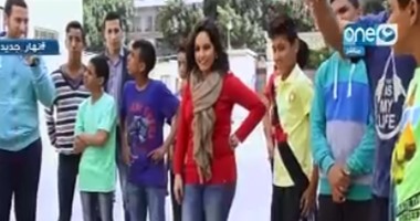 بالفيديو.. داليا أشرف تشارك فى مباراة كرة قدم مع أطفال أيتام بـ"نهار جديد"