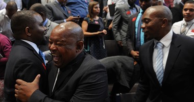 بالصور.. معارضة جنوب أفريقيا تبدأ اجراءات إقالة الرئيس زوما