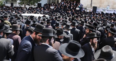آلاف اليهود يشيعون جثمان حاخام أوصى بتسليم 100 دولار لكل من يحضر جنازته