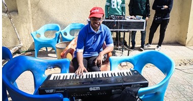أحمد .. شاب مصرى يتحدى الإعاقة بالموهبة ويعزف على البيانو