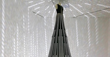 فستان بطول 4 أمتار وأزياء عمرها 200 عام ضمن معرض الأزياء فى فيكتوريا
