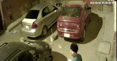 بالفيديو.. كاميرات المراقبة تفضح "حرامى" أغطية السيارات فى أسيوط