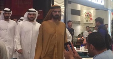 بالصور.. حاكم دبى يتناول الغداء فى أحد المطاعم العامة دون حراسة