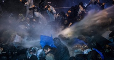 بالصور.. اعتقالات واشتباكات أمام مقر صحيفة زمان المعارضة لأردوغان