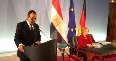 بالصور.. سفير مصر فى برلين يتسلم قطعة أثرية مهربة عمرها 5 آلاف عام