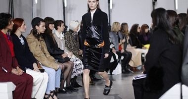اللون الأسود يطغى على عرض أزياء المصمم الفرنسى جوليان دوسينا
