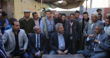 بالصور.. وزير الشباب يزور قرية السلامونى بسوهاج ويستمع للأهالى على "القهوة"