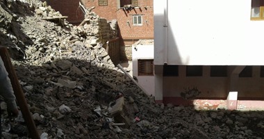 بالصور.. انهيار سور مدرسة بمنطقة الدرب الأحمر دون خسائر