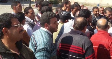 بالصور.. إضراب عمال سجاد دمنهور التابع للأوقاف للمطالبة بزيادة مرتباتهم