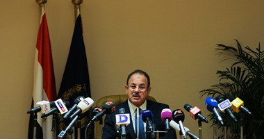 وزير الداخلية يستقبل والد النقيب إيهاب إبراهيم ويوجه برعاية أسر الشهداء