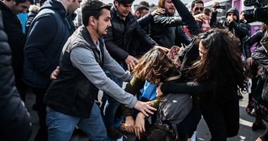 الشرطة التركية تطلق الرصاص المطاطى لتفريق مسيرة نسائية