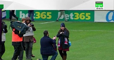 مشجع إيبار يطلب الزواج من صديقته فى مباراة برشلونة بالليجا