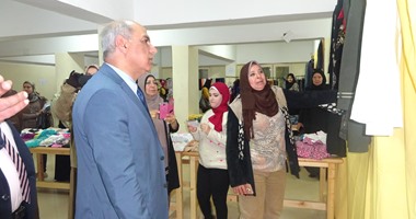 رئيس جامعة كفر الشيخ يفتتح السوق الخيرى السادس للملابس