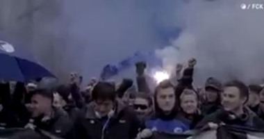 بالفيديو.. لاعبو كوبنهاجن يتركون "الأوتوبيس" للسير مع المشجعين نحو الملعب