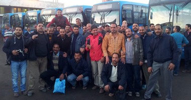 بالصور.. وقفة لسائقى النقل العام بالإسكندرية بسبب خصومات الرواتب