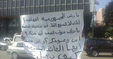مواطن يصرخ أمام البرلمان: "فين نواب الشعب مش عارف أقابلكم"‎