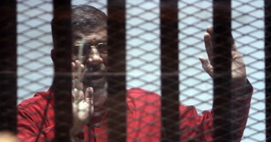 بالصور.. بـ"التخابر مع قطر".. مرسى يدون ملاحظات بالجلسة.. والقاضى: هذه محلها المرافعة