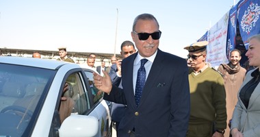محافظ قنا وأمين عام الصندوق الاجتماعى يُسلمان 100 سيارة تاكسى للشباب