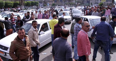 بالفيديو.. وقفة احتجاجية لسائقى التاكسى الأبيض أمام مسجد مصطفى محمود