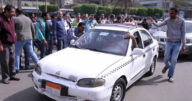 سائقو التاكسى الأبيض يتظاهرون بميدان مصطفى محمود احتجاجا على شركات الليموزين الدولية