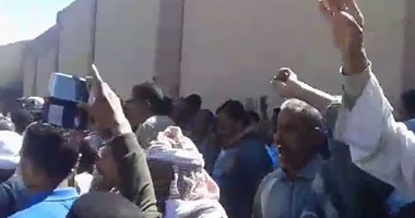 صحافة المواطن: بالفيديو.. الحمالون بميناء سفاجا يحتجون من سوء أوضاعهم