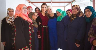 الملكة رانيا تحتفل باليوم العالمى للمرأة بصورة مع سيدات الأردن على "فيس بوك"