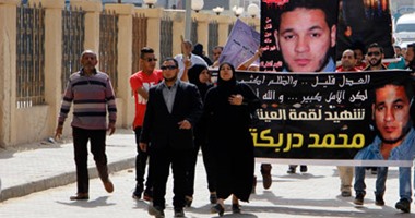بالصور.. تجمهر أهالى قتيل الدرب الأحمر أمام محكمة التجمع وهتافات بإعدام المتهم