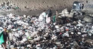 صحافة المواطن: بالصور.. تراكم القمامة أسفل الطريق الدائرى بروض الفرج
