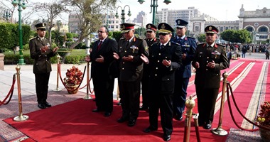 محافظ الإسكندرية يضع إكليل الزهور على النصب التذكارى للشهداء