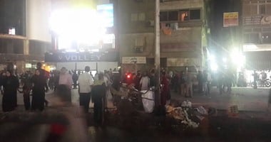 بالصور.. رفع حطام السيارة المتضررة بإنفجار شارع فيصل