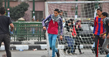بالصور .. غلق مجمع التحرير لليوم الرابع يربك الموظفين.. نائب المحافظ: جارى التفاوض لفتحه.. رئيس "غرب القاهرة": مجموعة من بشتيل أغلقته.. ومواطن: "عايز أخلص جواز سفرى لأن مصر ما فيهاش أكل عيش"