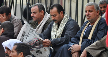 بالصور .. مسئول بالوزراء يلتقى وفدا من أصحاب مصانع الطوب المعتصمين أمام المجلس