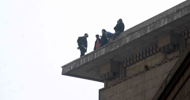 بالصور .. مواطن يحاول الانتحار من أعلى دار القضاء بسبب براءات رموز نظام مبارك