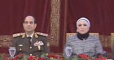 بالفيديو..زوجة السيسى تظهر بجواره خلال تكريم القادة المحالين للتقاعد