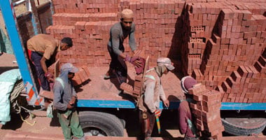 نقيب عمال الطوب بالجيزة: أطفال القمائن يتعاطون الترامادول لتحمل العمل