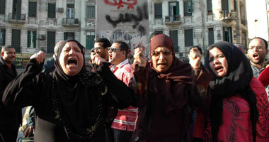 النساء وقود المعركة السياسية فى مظاهرات 30 يونيو.. والقومى للمرأة يتبرأ من المشاركة.. ومنظمات حقوقية تضع إستراتيجية لمنع التحرش بالمتظاهرات.. وتؤكد: شاركنا فى يناير ولن ترهبنا تيارات الرجعية فى يونيو