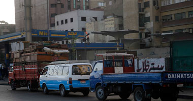 بالصور .. أزمة السولار تهدد بتوقف المخابز.. وشلل مرورى بميدان الجيزة والهرم بسبب امتداد الطوابير أمام محطات الوقود.. و"التموين" تحيل المخالفين للنيابة العامة.. وقطع الطرق بدمياط احتجاجا على رفع الأجرة