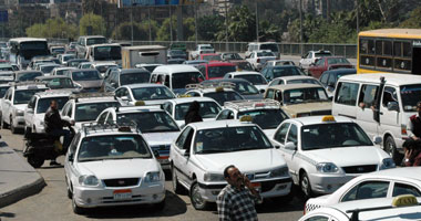 الجارديان: سائقة تاكسى بالقاهرة تؤسس أكاديمية لضم النساء إلى مهنتها