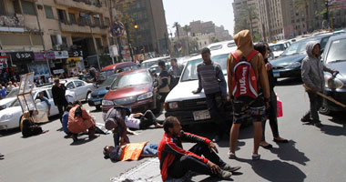 بالصور .. توقف حركة  المرور بـ"التحرير" بشكل كامل بعد إغلاقه بالأسلاك الشائكة